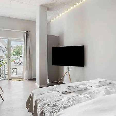 Chic Ground-floor In Midtown *