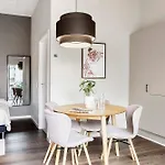 Chic Ground-floor In Midtown Apartamento