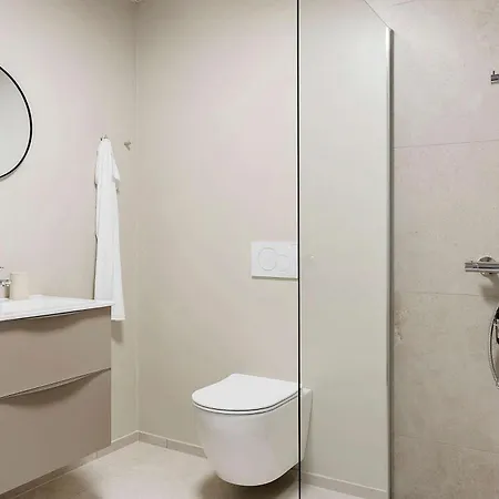Chic Ground-floor In Midtown